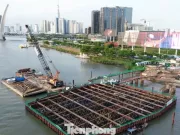 Bí mật dưới mặt nước của cầu đi bộ qua sông Sài Gòn