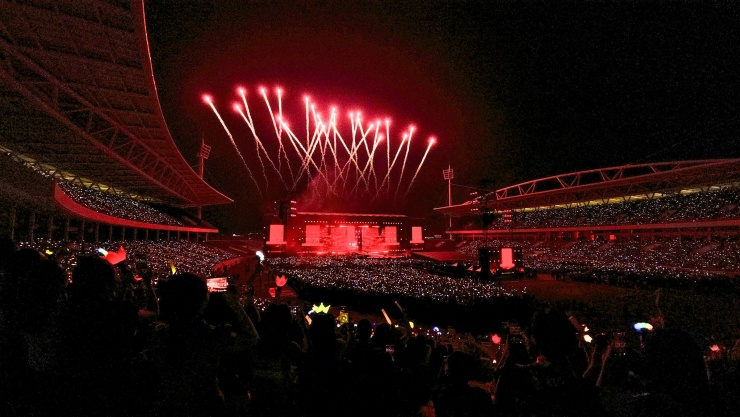 Hàng chục nghìn khán giả phủ kín sân vận động Mỹ Đình tại concert của BigBang tối 24/10. Ảnh: Dũng Sơn