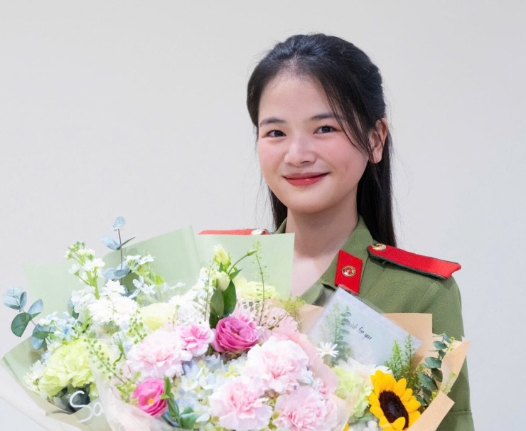 Hằng tốt nghiệp thủ khoa Học viện An ninh nhân dân năm 2026. Ảnh: NVCC