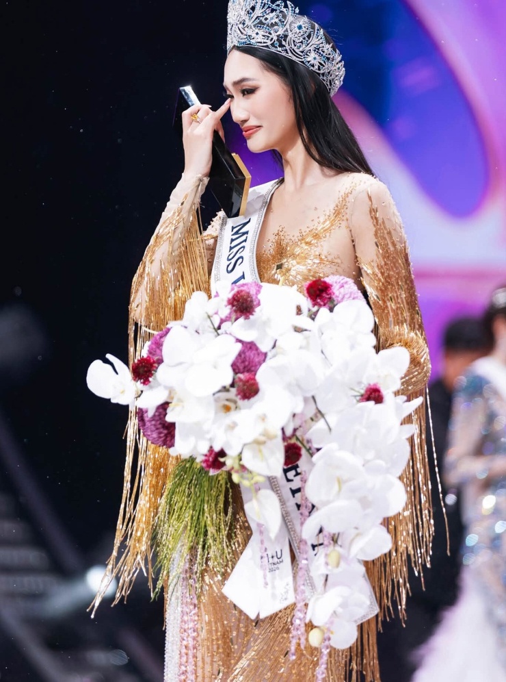 Quỳnh Anh xúc động trên sân khấu đăng quang Miss Universe Vietnam 2026 hôm 3/10.