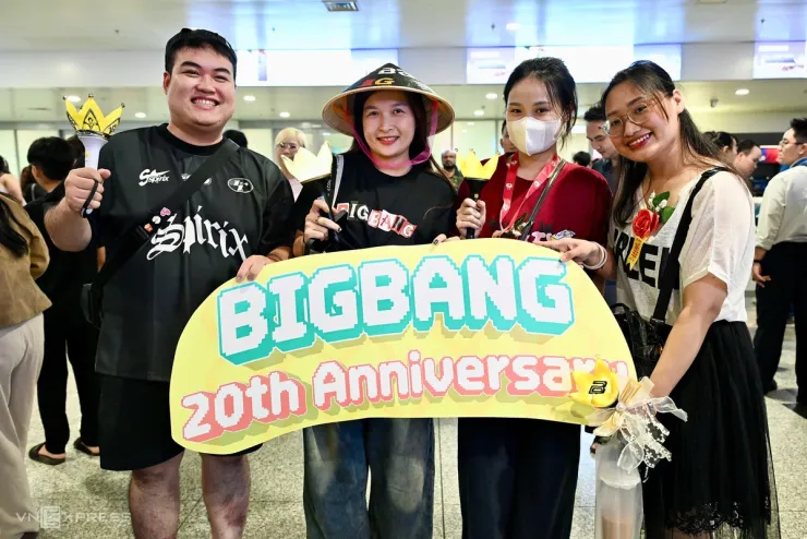 Người hâm mộ Việt đến sân bay đón BigBang, tối 23/10. Ảnh: Giang Huy