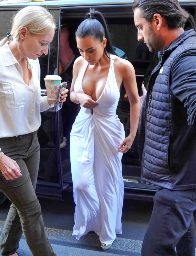 Kim Kardashian khoe thân hình đồng hồ cát trên thảm đỏ LHP Rome - 5