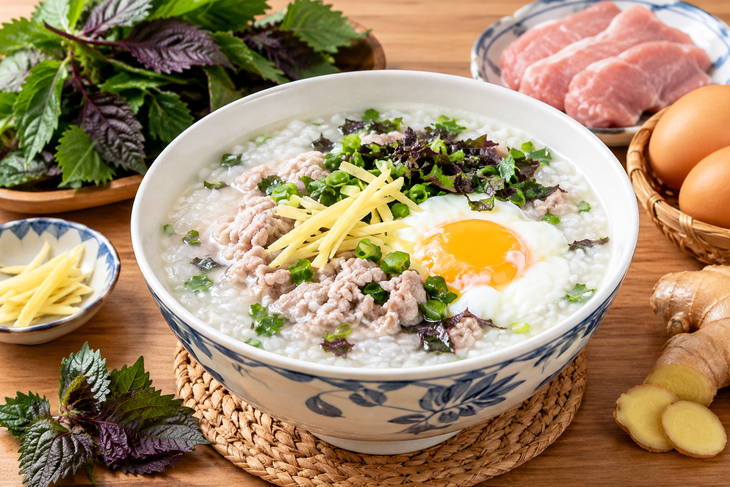 Cháo thịt nạc hành tía tô giúp người mắc cúm A nhanh khỏi. ( Ảnh AI)