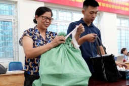Người dân mang bao tải nhận tiền đền bù dự án mở rộng quốc lộ 1A