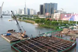 Bí mật dưới mặt nước của cầu đi bộ qua sông Sài Gòn
