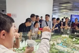 Môi giới bất động sản 'gồng mình' khi thị trường gặp khó