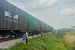 Chạy xe máy băng qua đường sắt, người phụ nữ bị tàu tông tử vong