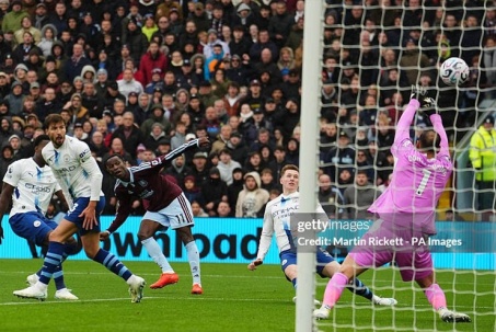 Man City bị cắt chuỗi thắng vì Maresca thua trình Emery, Jackson thăng hoa khó ngờ