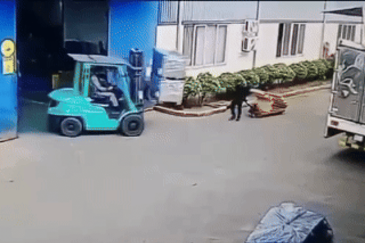 Clip: Kiện hàng bất ngờ đổ đè chết một công nhân