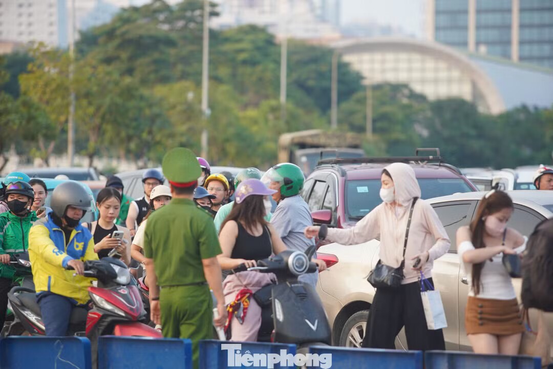 Phe vé hét giá 40 triệu đồng, sân Mỹ Đình đông nghẹt thở - 19