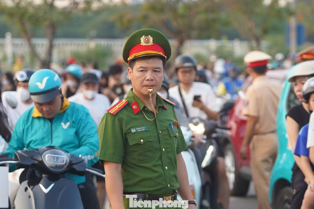 Lực lượng chức năng có mặt tại các khu vực giao thông trọng điểm để điều tiết phương tiện, hướng dẫn người dân di chuyển và hạn chế ùn tắc.
