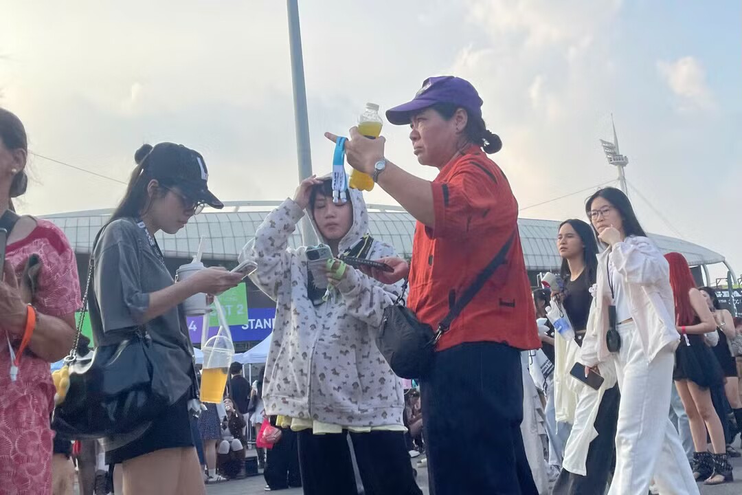 Phe vé liên tục mời chào khán giả.