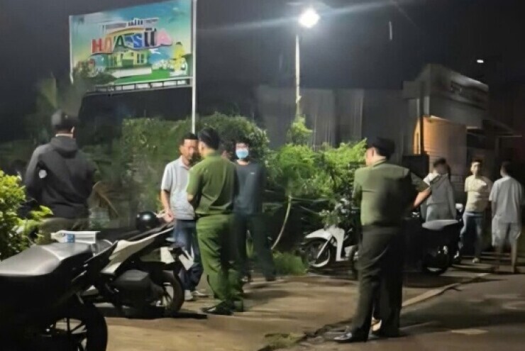 Chồng chém vợ tử vong giữa đường