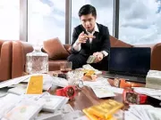 Khối tài sản khủng của Mr Pips khi bị bắt