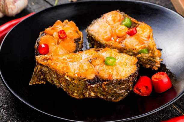 Mẹo kho cá thịt chắc xương nhừ: Thời gian ướp chuẩn và bí quyết chêm nước không bị tanh - 1