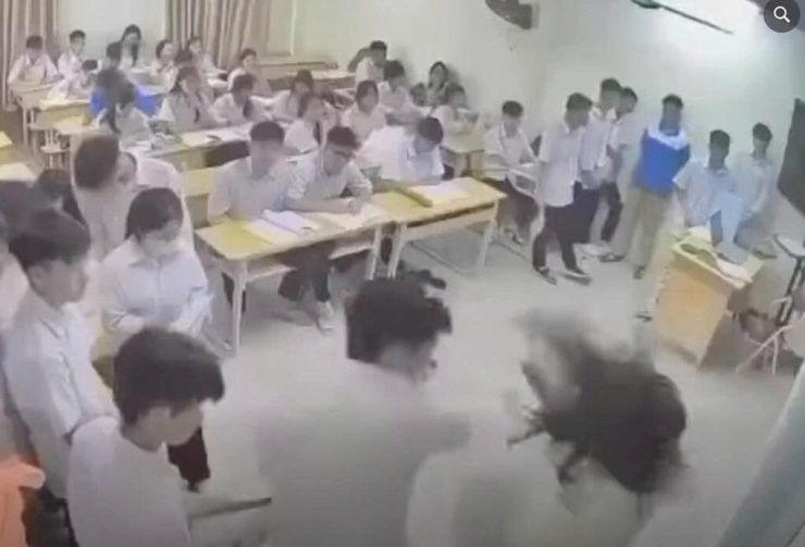 Hình ảnh chụp từ màn hình camera ghi lại sự việc nam sinh tấn công cô giáo tại THPT Mạc Đĩnh Chi, Hà Nội (ảnh cắt từ clip)
