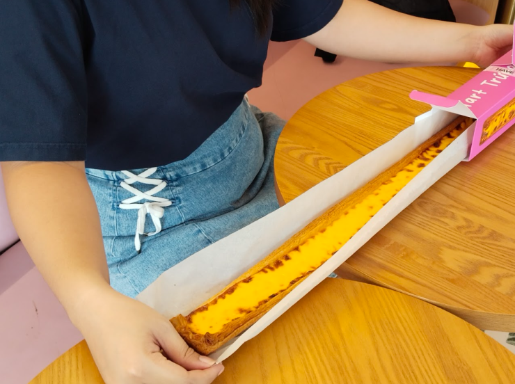 Ngoại hình độc đáo của bánh tart trứng siêu dài