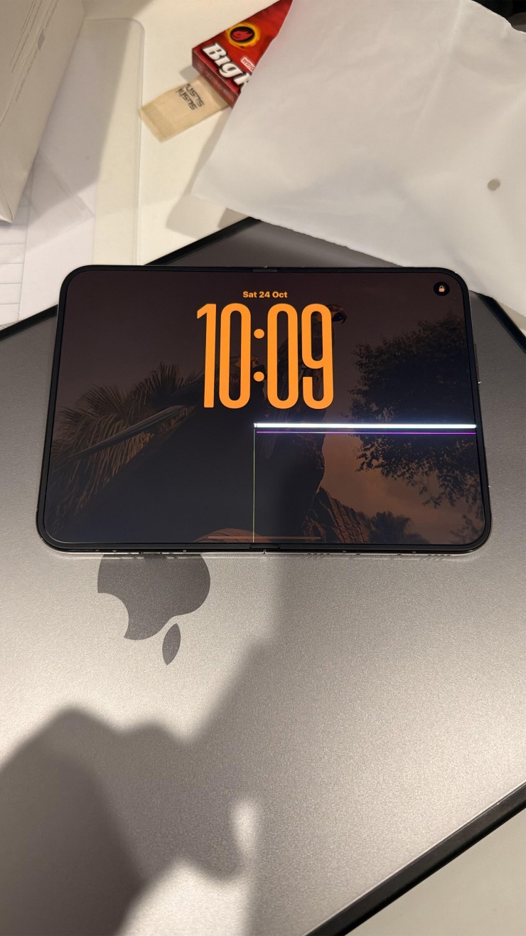 Chiếc iPhone Duo này đã bị nứt chỉ trong chưa đầy một ngày. Hình ảnh từ Reddit