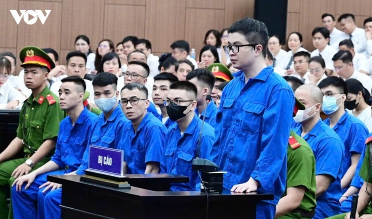 Trong vụ án này,&nbsp;Viện Kiểm sát xác định Mr Pips Phó Đức Nam (áo xanh đang đứng) có hành vi phạm tội “Lừa đảo chiếm đoạt tài sản” với vai trò chủ mưu cầm đầu.
