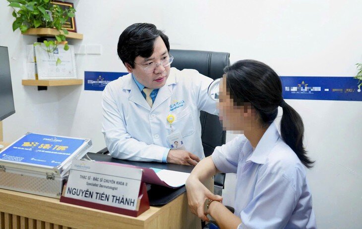 Thạc sĩ, BSCKII Nguyễn Tiến Thành thăm khám cho người bệnh. Ảnh: NVCC.