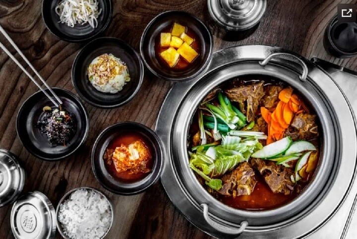 Đũa bằng kim loại thích hợp để ăn với các món nóng.