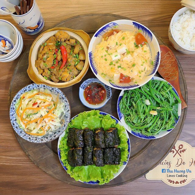 Thịt kho, chả lá nốt, canh trứng đậu, rau ngọn bí xào, nộm bắp cải.