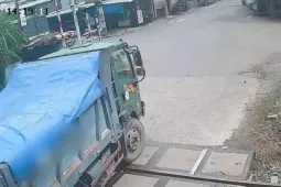 Cố vượt đèn đỏ đường sắt, hai tài xế ô tô trả giá đắt