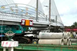 Sà lan chở cần cẩu đâm lệch cầu dây văng ở Cà Mau, khẩn cấp phong tỏa