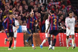 Raphinha tỏa sáng giải cứu Barcelona, Siêu kinh điển căng thẳng tột độ