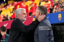 Mourinho phát cáu vì sao Barcelona thoát thẻ đỏ, Flick thua Real tâm phục khẩu phục