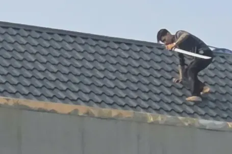 Công an Thanh Hóa vây bắt 2 người cầm hung khí cố thủ trên mái nhà