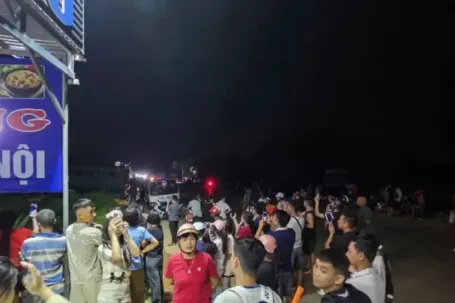 Cảnh sát xuyên đêm vây hãm, bắt 2 kẻ cố thủ trên mái nhà ở Thanh Hóa