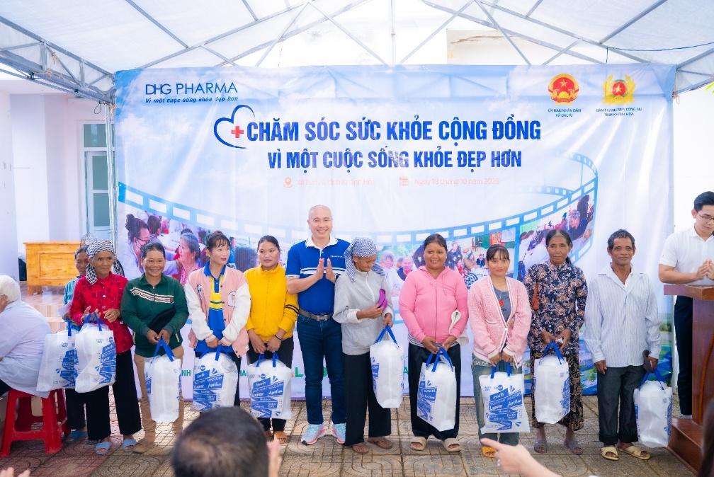 Ông Nguyễn Mạnh Thắng - Giám đốc Đối ngoại DHG Pharma trao những phần quà đến trẻ em và người dân địa phương, gửi gắm sự quan tâm bên cạnh hoạt động khám bệnh. Những túi quà được chuyển đến tay bà con; với các em nhỏ, niềm vui còn nằm trong khoảnh khắc tò mò khám phá món quà vừa nhận.