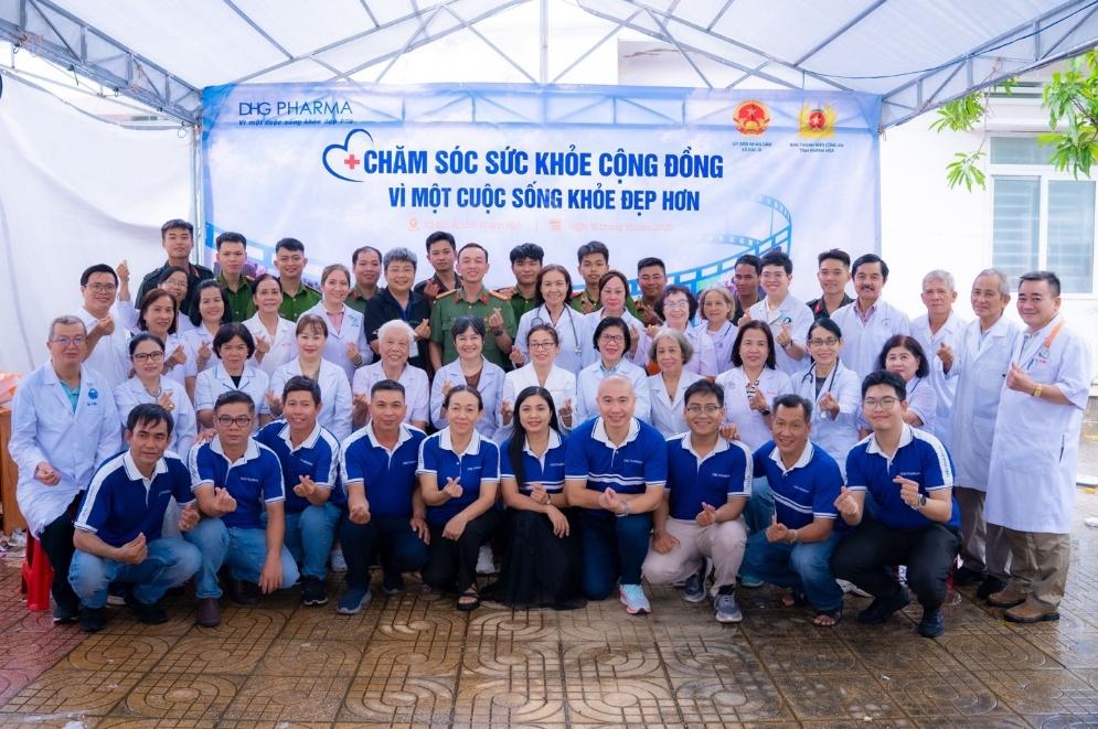 Đội ngũ y tế, DHG Pharma cùng lực lượng công an lưu lại khoảnh khắc sau một ngày chung sức chăm sóc sức khỏe bà con xã Bác Ái.
