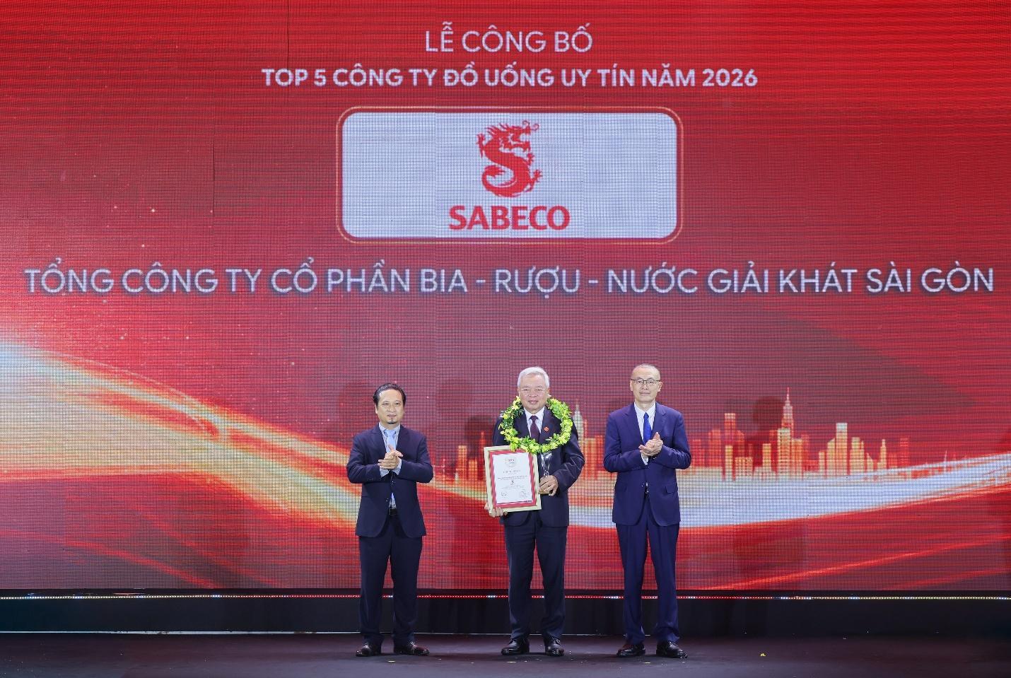 Ông Nguyễn Tiến Vỵ - thành viên Hội đồng quản trị SABECO - nhận vinh danh Top 5 Công ty Đồ uống có cồn uy tín năm 2026 do Vietnam Report công bố. (Ảnh: SABECO)