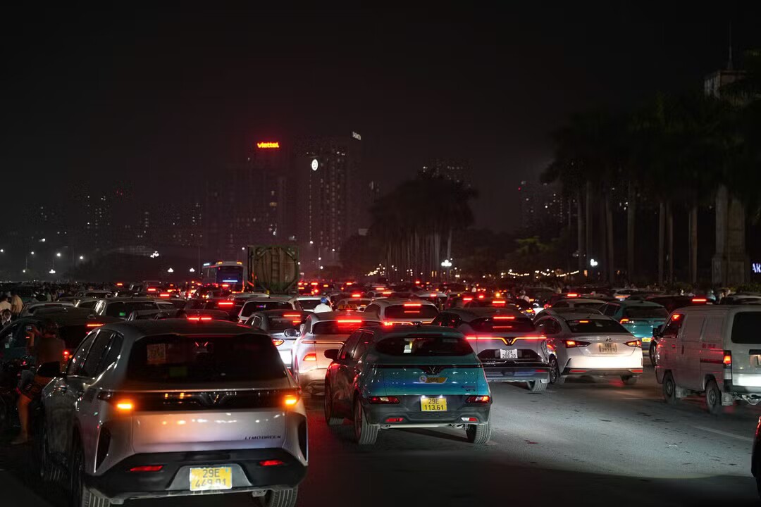 Những tuyến đường quanh sân vận động Mỹ Đình đông đúc, các phương tiện di chuyển chậm.