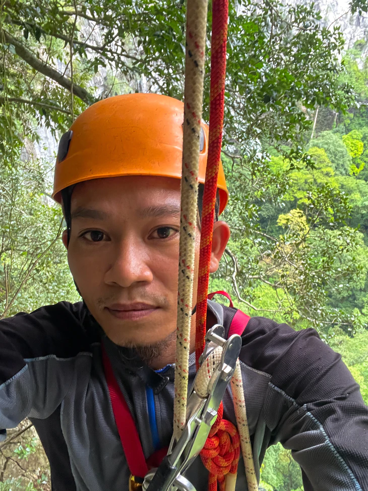 Anh Úy (bên trái) và ông Kevin Ditamore cùng để ý đến vệt đen trên Google Earth. Ảnh: Jungle Boos.