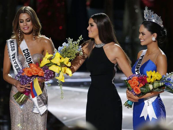 Ariadna Gutiérrez (trái) từng bật khóc khi bị lấy lại vương miện trên sân khấu chung kết. Ảnh: Miss Universe