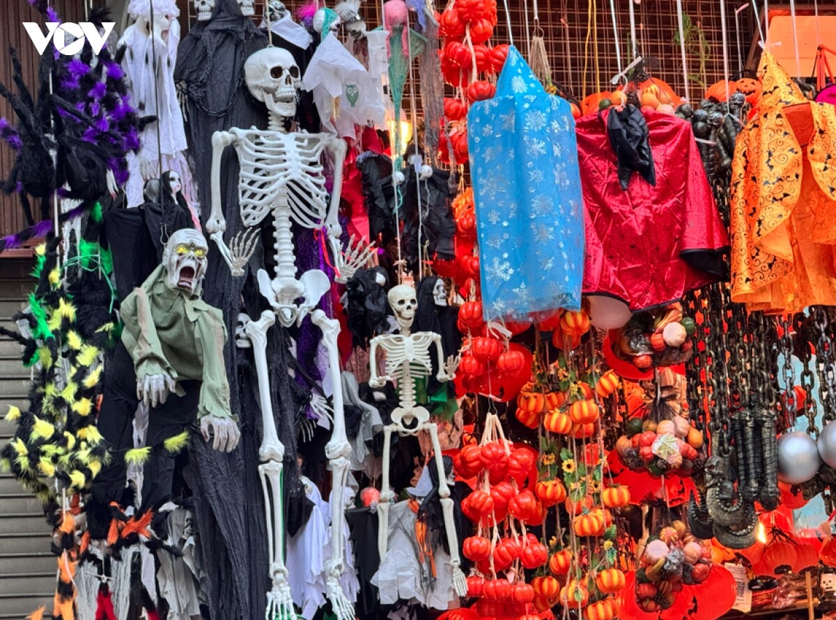 Những ngày cuối tháng 10, phố Hàng Mã (Hà Nội) trở nên nổi bật với sắc màu cam, đen và đỏ đặc trưng của lễ hội Halloween. Từ mặt tiền cửa hàng đến các gian hàng bên trong, nhiều sản phẩm trang trí, đồ hóa trang được bày bán dày đặc, thu hút sự chú ý của người đi đường.