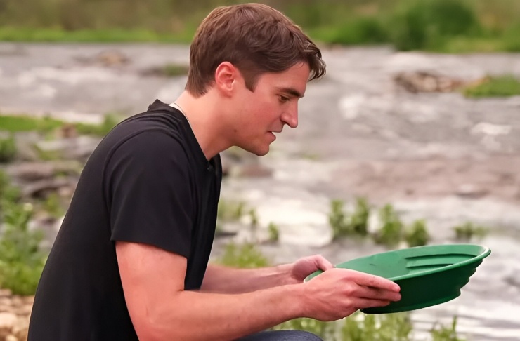 Jack quay lại video đi đãi vàng tại các con sông ở bang Colorado trong nhiều tháng rồi cho bạn gái xem khi cầu hôn cô. Ảnh: 9News/Youtube