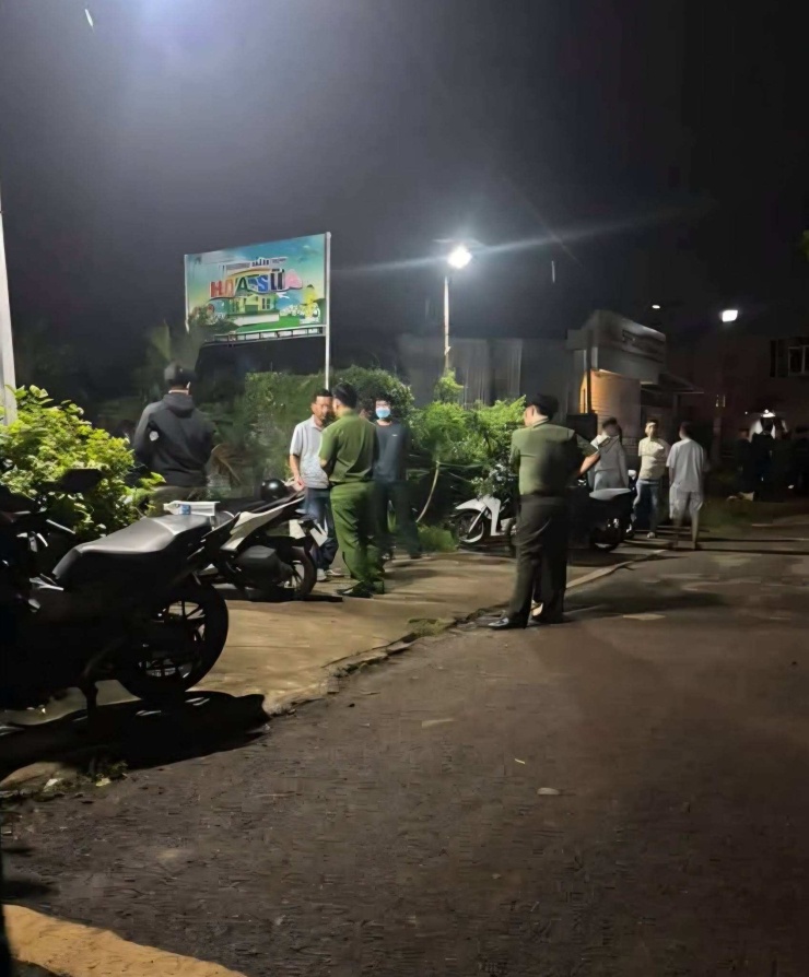 Lực lượng chức năng có mặt tại hiện trường vụ án mạng. Ảnh: N.Đ.N