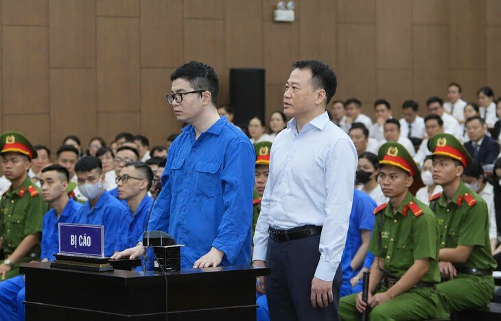 Bị cáo Phó Đức Nam (tức Mr Pips) và Nguyễn Hòa Bình (tức Shark Bình) tại phiên tòa. Ảnh: M.H