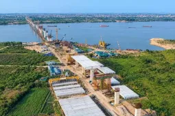 Cầu Hồng Hà lộ hình hài sau một năm thi công