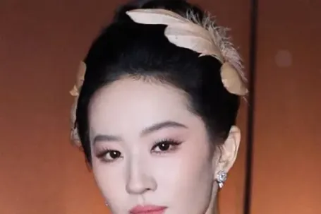 Lưu Diệc Phi lại bị chỉ trích