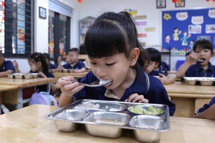 Nhiều vụ suất ăn bán trú khiến phụ huynh lo lắng, Bộ GDĐT làm rõ trách nhiệm các bên ra sao?