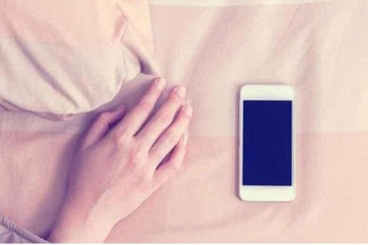 Vì sao không nên để điện thoại ngay cạnh giường khi ngủ?