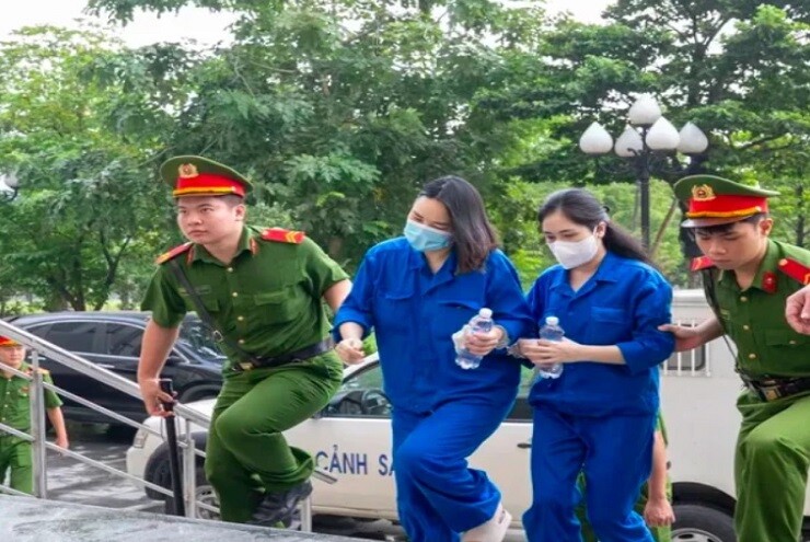 Luân phiên  ' ốp '  nạn nhân nạp thêm tiền, cấp dưới của Mr Pips hỏi:  ' Chị muốn đau đầu một ngày hay nhiều ngày? ' 