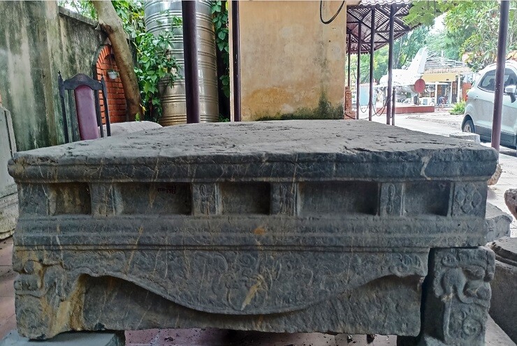 Sập đá cổ giống bảo vật quốc gia được phát hiện dưới ruộng