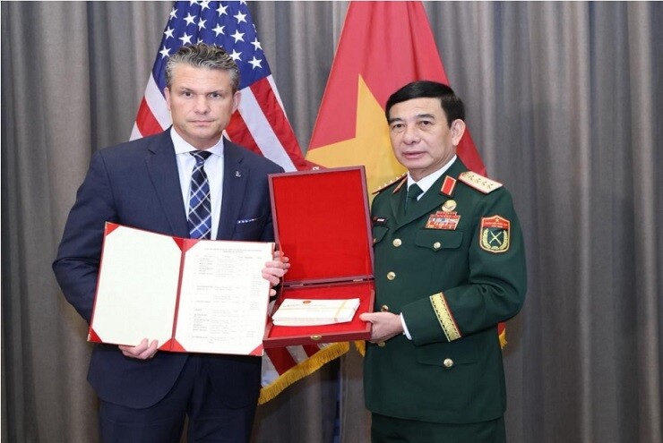 Đại tướng Phan Văn Giang gặp Bộ trưởng Bộ Chiến tranh Hoa Kỳ Pete Hegseth