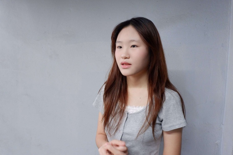 Kim Ngân chia sẻ cảm nhận khi thường xuyên bắt gặp hình ảnh người trẻ thành công sớm trên mạng xã hội. Ảnh: Thu Uyên